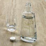 Botella de vidrio fabricada en UE con tapa plateada antigoteo 700ml color transparente segunda vista de ambiente