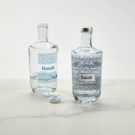Botella de vidrio fabricada en UE con cierre antigoteo 790ml color transparente vista de ambiente