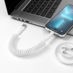 Cable de plástico reciclado todo en uno con carga rápida 60W color blanco vista de ambiente
