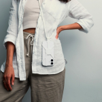 Lanyard de nailon ajustable hasta 150cm para colgar el móvil color blanco segunda vista de ambiente