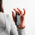 Cargador portátil llavero de plástico reciclado ultracompacto 1.000mAh color negro tercera vista de ambiente