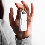 Cargador portátil llavero de plástico reciclado ultracompacto 1.000mAh color blanco tercera vista de ambiente