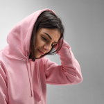 Sudadera de algodón orgánico para mujer con capucha 300g/m² Bondi color rosa vista de ambiente