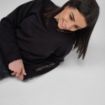 Sudadera de algodón orgánico de mujer cuello redondo 300g/m² Waikiki color negro vista de ambiente