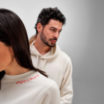 Sudadera de algodón orgánico de mujer cuello redondo 300g/m² Waikiki color beige segunda vista de ambiente