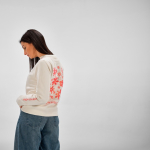 Sudadera de algodón orgánico de mujer cuello redondo 300g/m² Waikiki color beige tercera vista de ambiente