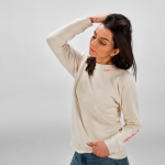 Sudadera de algodón orgánico de mujer cuello redondo 300g/m² Waikiki color beige cuarta vista de ambiente