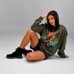 Sudadera de algodón orgánico unisex con cuello redondo 340g/m² Nazaré color verde militar segunda vista de ambiente