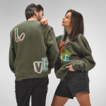 Sudadera de algodón orgánico unisex con cuello redondo 340g/m² Nazaré color verde militar vista de ambiente