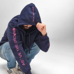 Sudadera de algodón orgánico unisex con capucha 340g/m² Tulum color azul marino segunda vista de ambiente