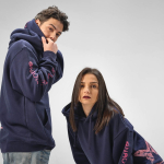 Sudadera de algodón orgánico unisex con capucha 340g/m² Tulum color azul marino vista de ambiente