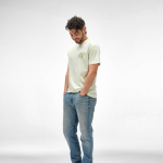 Camiseta de algodón orgánico unisex corte regular 165g/m² Copacabana color verde pastel vista de ambiente