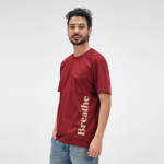 Camiseta de algodón orgánico unisex de punto acanalado 180g/m² Maya color burdeos tercera vista de ambiente