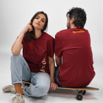 Camiseta de algodón orgánico unisex de punto acanalado 180g/m² Maya color burdeos vista de ambiente