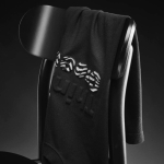 Camiseta de algodón orgánico unisex con corte oversize 240g/m² Paloma color negro vista de ambiente