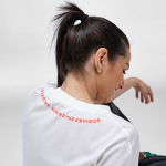 Camiseta de algodón orgánico unisex con corte oversize 240g/m² Paloma color blanco segunda vista de ambiente