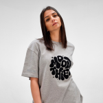 Camiseta de algodón orgánico unisex con corte oversize 240g/m² Paloma color gris jaspeado segunda vista de ambiente