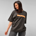 Camiseta de algodón orgánico unisex con corte oversize 240g/m² Paloma color lila cuarta vista de ambiente