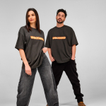 Camiseta de algodón orgánico unisex con corte oversize 240g/m² Paloma color lila vista de ambiente