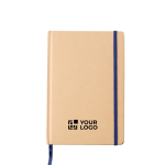 Libreta de cartón reciclado con cierre de goma A5 hojas a rayas color azul vista de impresión