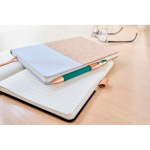 Libreta de corcho y algodón con porta bolígrafo A5 y hojas a rayas segunda vista