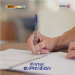 Bolígrafo de plástico transparente clásico con tinta azul BIC® Cristal®