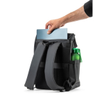 Mochila de cuero sintético con solapa ideal para portátiles de 16” color negro novena vista