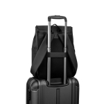 Mochila de cuero sintético con solapa ideal para portátiles de 16” color negro decima vista
