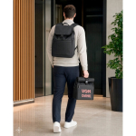 Mochila de cuero sintético con solapa ideal para portátiles de 16” vista bodegón
