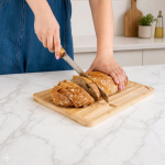 Tabla de cortar de bambú acanalada para pan con cuchillo incluido vista bodegón