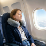 Almohada de viaje de espuma viscoelástica con funda fácil de guardar color gris septima vista