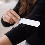 Cepillo quitapelusas de plástico resistente con espejo integrado color blanco sexta vista