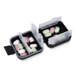 Pastillero de plástico compacto con múltiples compartimentos color negro cuarta vista