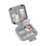 Pastillero de plástico compacto con múltiples compartimentos color gris tercera vista