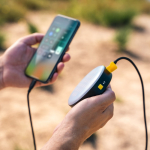 Linterna de exterior de 300 lúmenes con batería externa de 10.000mAh color negro tercera vista