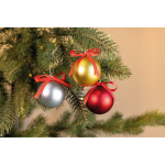 Bola de Navidad para colgar con cinta y presentada en caja de regalo color dorado vista bodegón