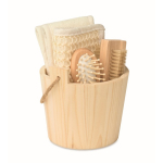 Set de baño en cubo de madera con accesorios de cuidado corporal color madera segunda vista