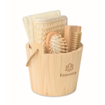 Set de baño en cubo de madera con accesorios de cuidado corporal color madera vista principal segunda vista