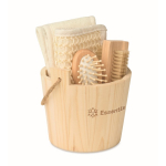Set de baño en cubo de madera con accesorios de cuidado corporal color madera segunda vista principal