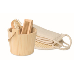 Set de baño en cubo de madera con accesorios de cuidado corporal color madera tercera vista