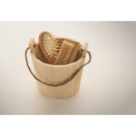 Set de baño en cubo de madera con accesorios de cuidado corporal color madera vista fotografía cuarta vista