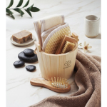 Set de baño en cubo de madera con accesorios de cuidado corporal color madera vista bodegón principal