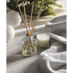 Set de aroma a vainilla con difusor de fragancia y vela de cera vegetal color transparente vista bodegón