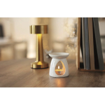 Set quemador de aromas de cerámica con vela de té y aceite de vainilla color blanco vista bodegón