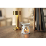 Set quemador de aromas de cerámica con vela de té y aceite de vainilla color blanco vista bodegón principal