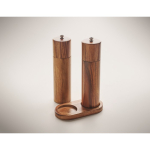 Set de madera de acacia de molinillos de sal y pimienta con base color madera vista fotografía cuarta vista
