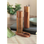 Set de madera de acacia de molinillos de sal y pimienta con base color madera vista bodegón