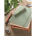 Libreta de tapa rígida de piel sintética reciclada A5 hojas a rayas color verde menta vista bodegón