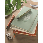 Libreta de tapa rígida de piel sintética reciclada A5 hojas a rayas color verde menta vista bodegón principal
