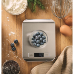 Báscula digital de cocina de acero inoxidable con pantalla y hasta 5kg color plateado vista bodegón